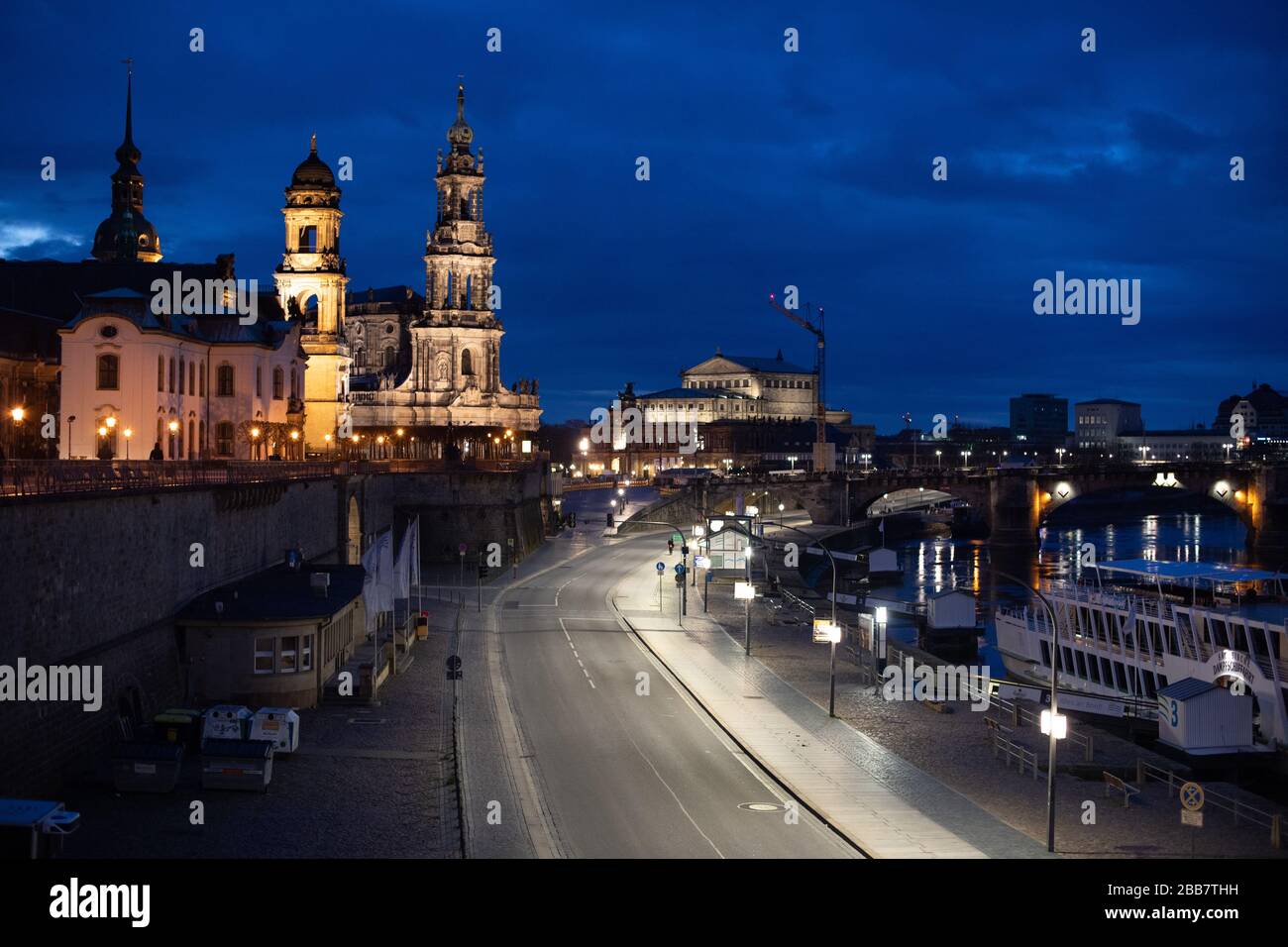 Radebeul, Germania. 30th Mar, 2020. La sponda terrazzata è deserta sullo sfondo del centro storico. Per contenere il coronavirus, la Sassonia vieta tutte le riunioni di tre o più persone in pubblico. Credito: Sebastian Kahnert/dpa-Zentralbild/dpa/Alamy Live News Foto Stock