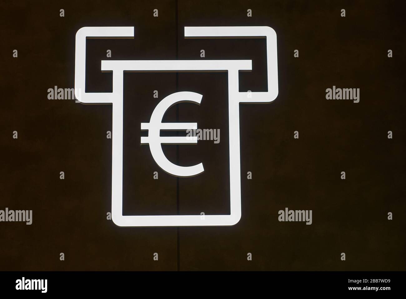 RIGA, LETTONIA. 4th aprile 2019. Simbolo della valuta DELL'EURO sul muro presso il centro commerciale. L'euro è la valuta ufficiale di 19 dei 27 stati membri dell'euro Foto Stock