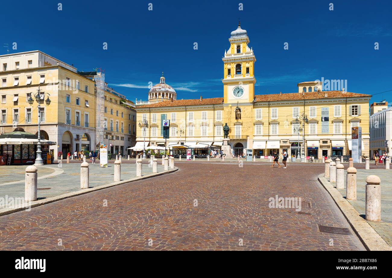 Parma - luglio 2017, Italia: Vista del Palazzo del Governatore e il monumento a Giuseppe Garibaldi nel centro di Parma, la celebre città italiana Foto Stock