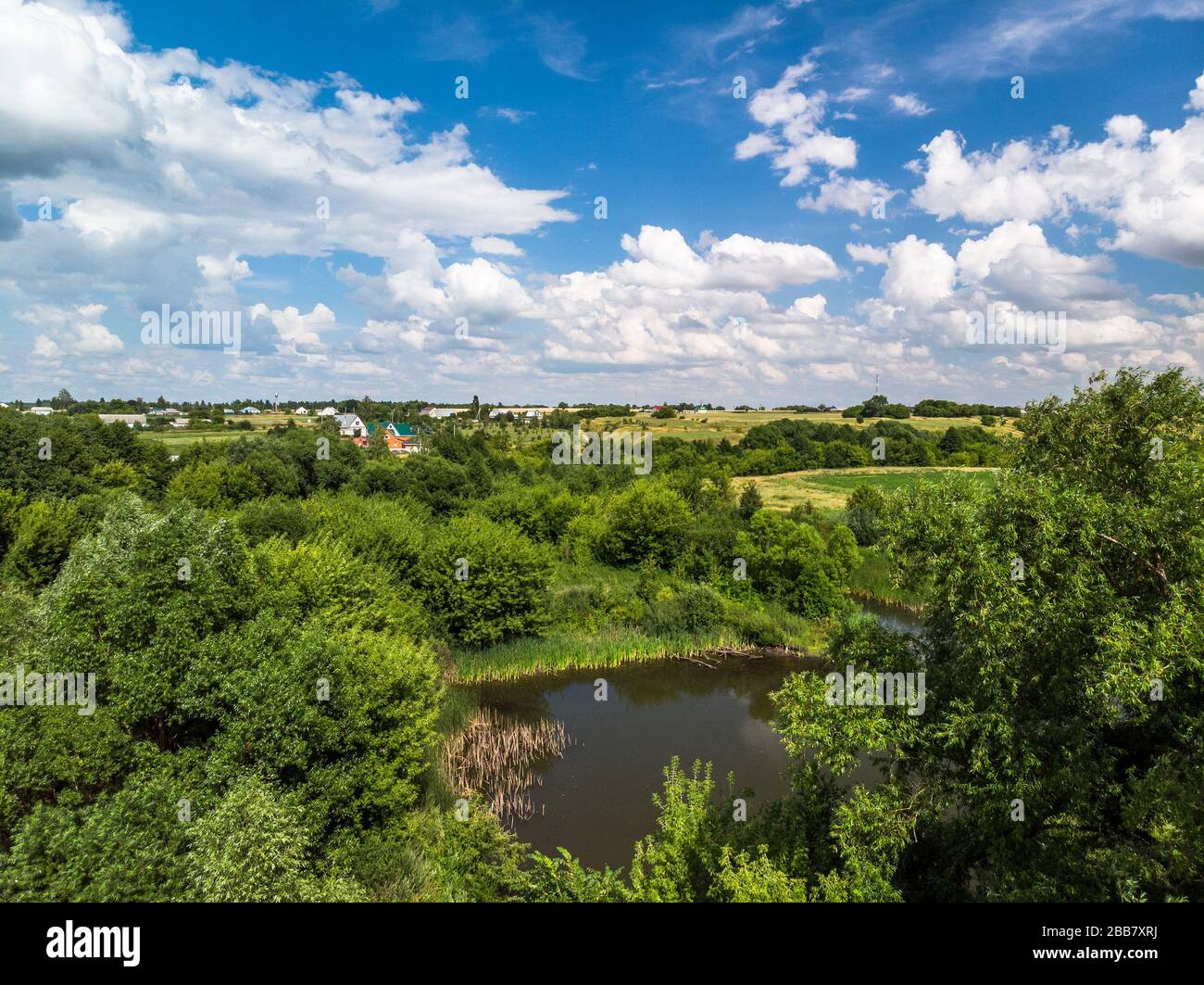 Pittoresco paesaggio di campagna estiva in Russia da un'altezza Foto Stock