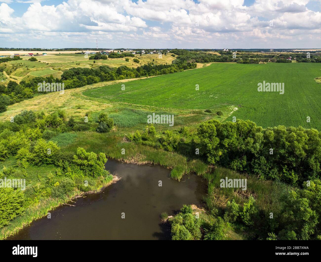 Pittoresco paesaggio di campagna estiva in Russia da un'altezza Foto Stock