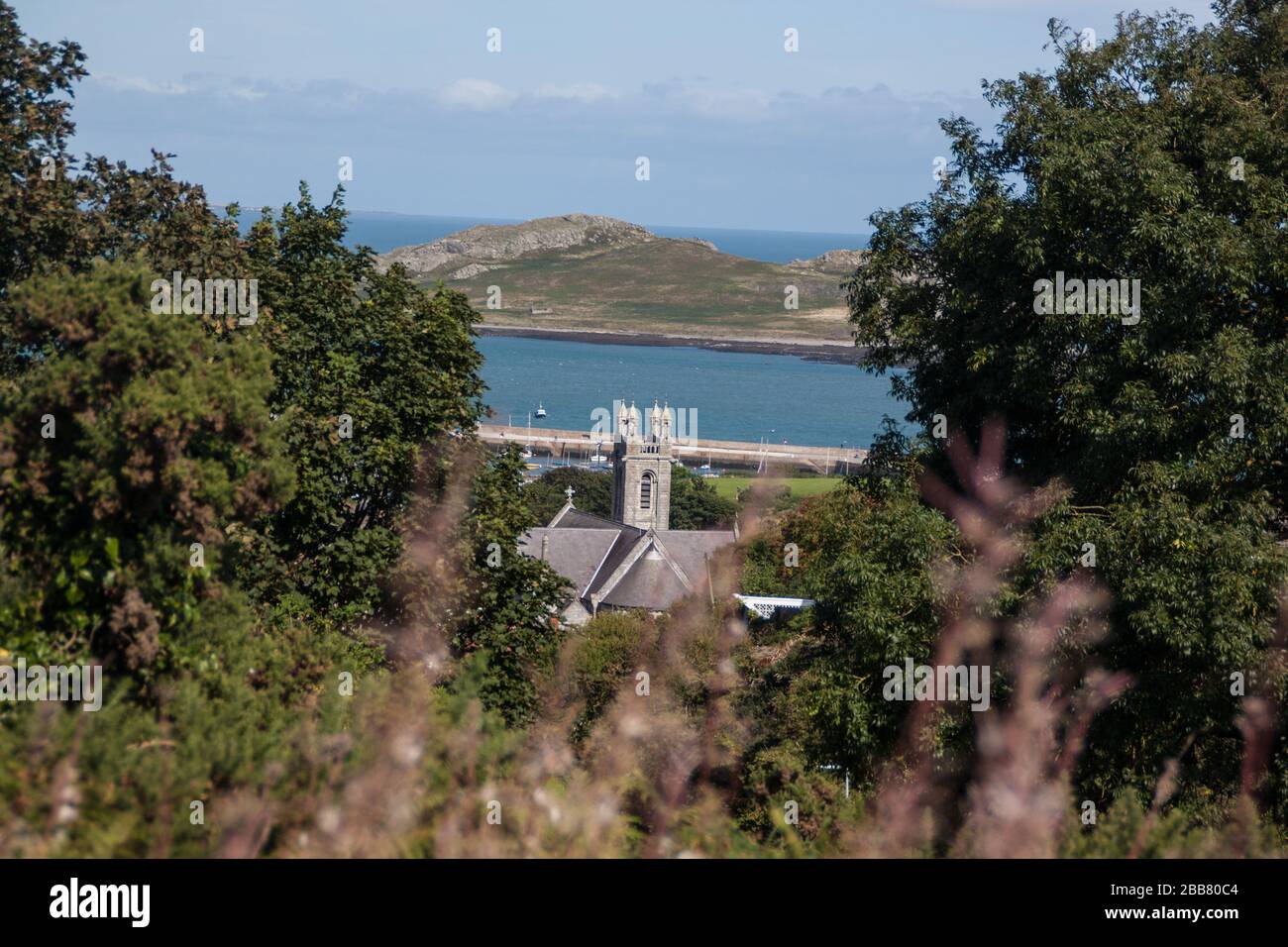 Howth, Irlanda. Chiesa campanile, vista sul porto, vista sull'isola. Foto Stock