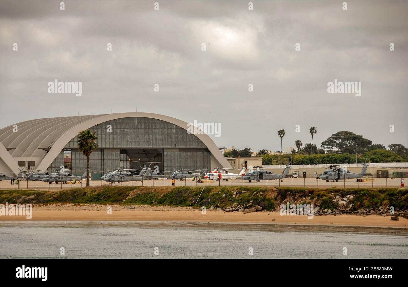 SAN DIEGO, CALIFORNIA, USA - APRILE 2009: Elicotteri a terra presso la US Navy Naval Air Station North Island di San Diego Foto Stock