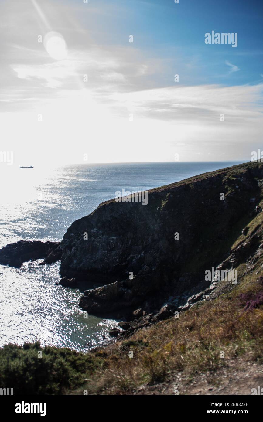Scogliere costiere irlandesi, mare irlandese, scogliere costiere Foto Stock