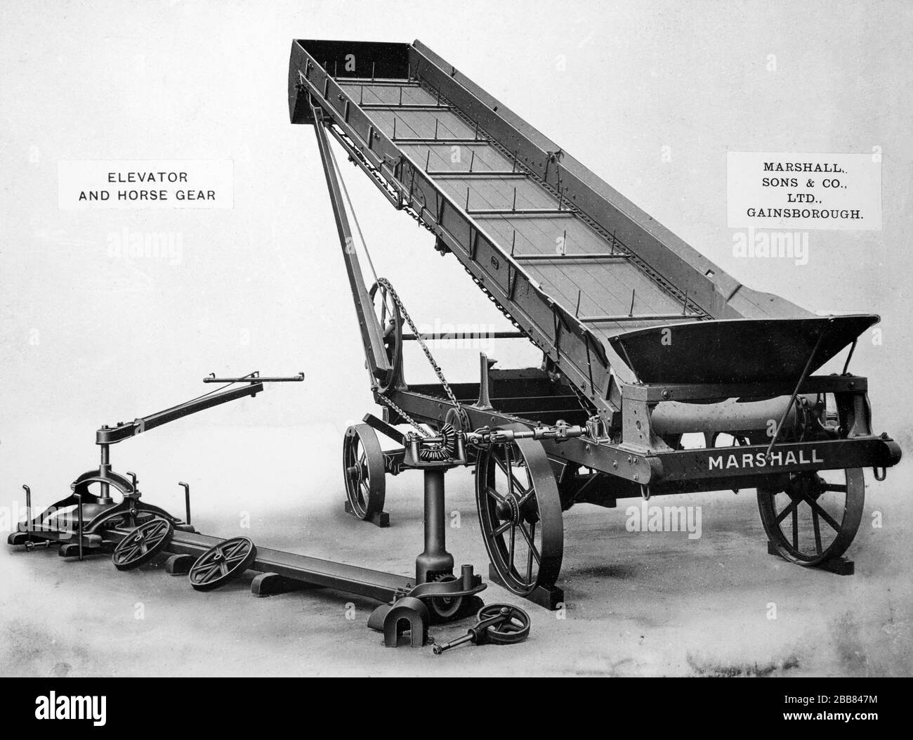 Fotografia vintage in bianco e nero. Macchine agricole d'epoca. Un ascensore e Horse Gear prodotti da Marshall, Sons e Co. Di Gainsborough, Inghilterra. Foto Stock