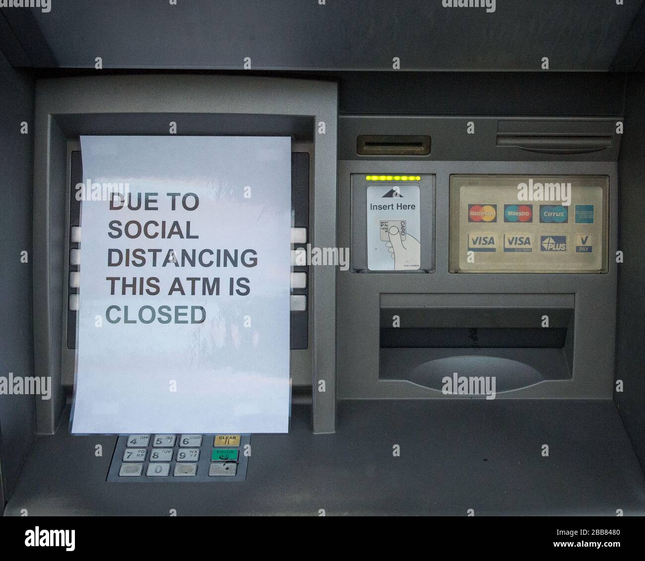 Glasgow, Regno Unito. 30th Mar, 2020. Nella foto: Un negozio Tesco a Glasgow mostra segni e due metri di marcatura tutto intorno al negozio per distanziare sociale in modo da contribuire a prevenire la diffusione di Coronavirus. Credito: Colin Fisher/Alamy Live News Foto Stock