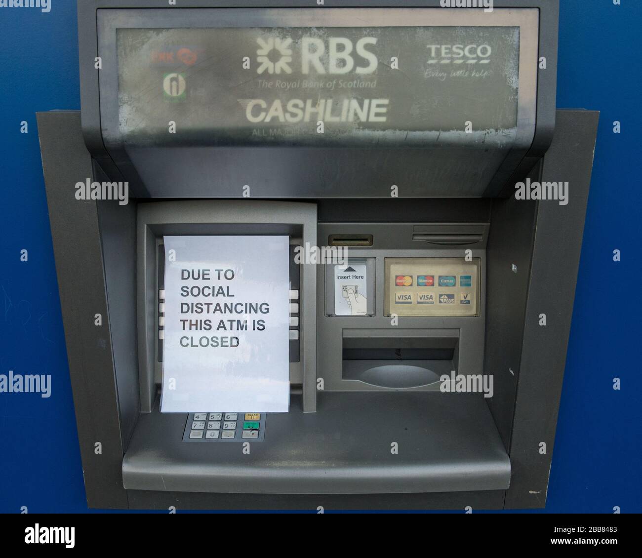 Glasgow, Regno Unito. 30th Mar, 2020. Nella foto: Un negozio Tesco a Glasgow mostra segni e due metri di marcatura tutto intorno al negozio per distanziare sociale in modo da contribuire a prevenire la diffusione di Coronavirus. Credito: Colin Fisher/Alamy Live News Foto Stock