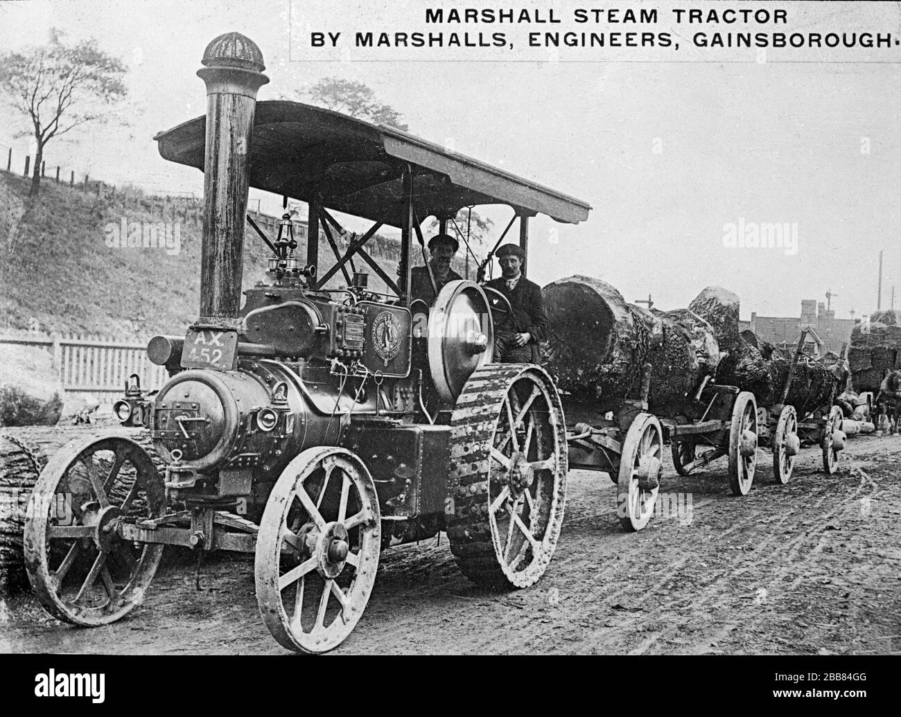 Fotografia vintage in bianco e nero. Macchine agricole d'epoca. Marshall Steam Tractor, prodotto da Marshall, Sons and Co. Di Gainsborough, Inghilterra. Foto Stock