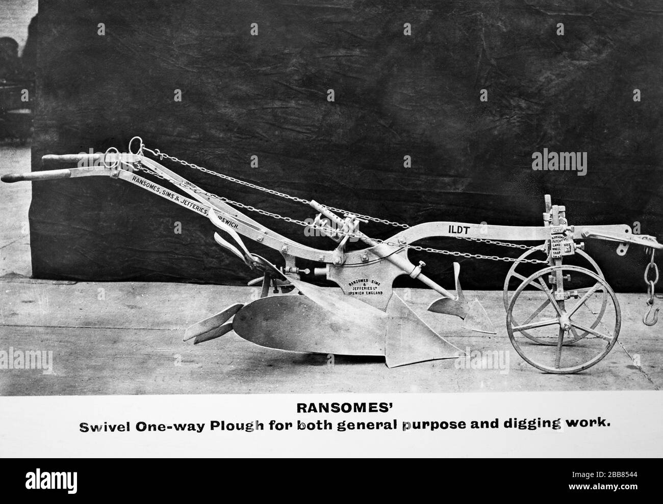 Fotografia vintage in bianco e nero. Macchine agricole d'epoca. A Ransomes Swivel One Way Plow per impieghi generali e lavori di scavo. Prodotto da Ransomes Sims e Jefferies di Ipswich, Inghilterra. Foto Stock