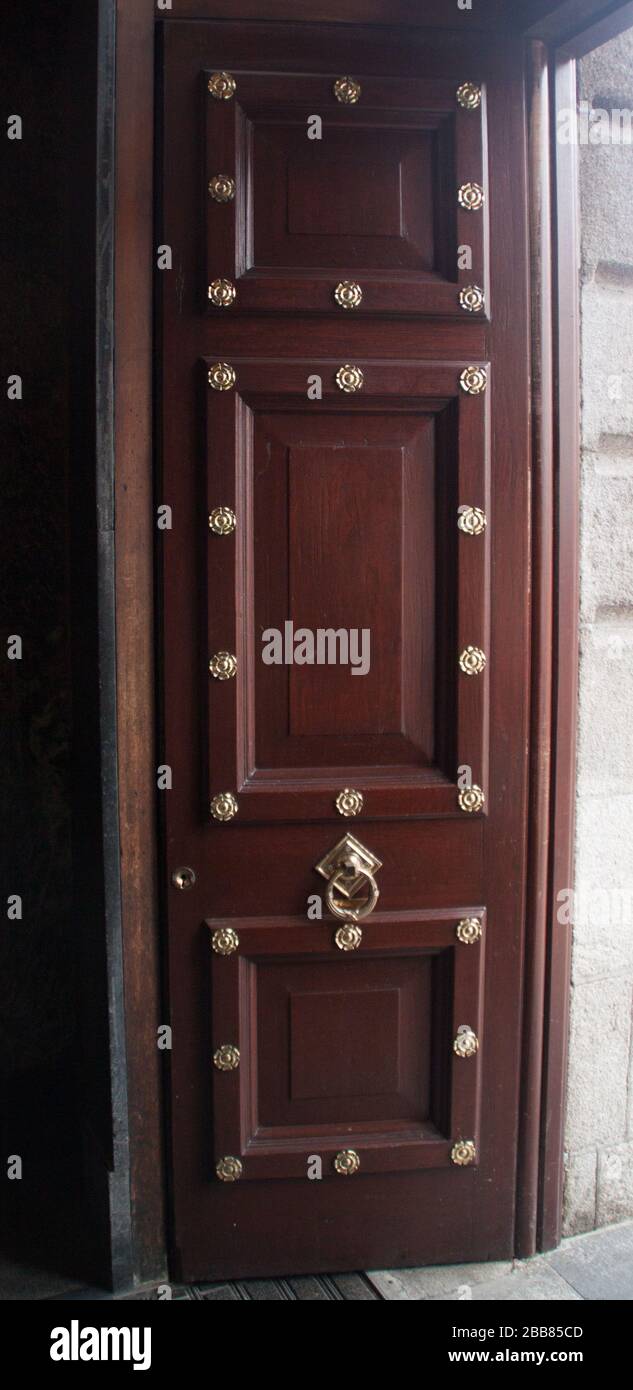 Porta in legno, ottone decorativo Foto Stock