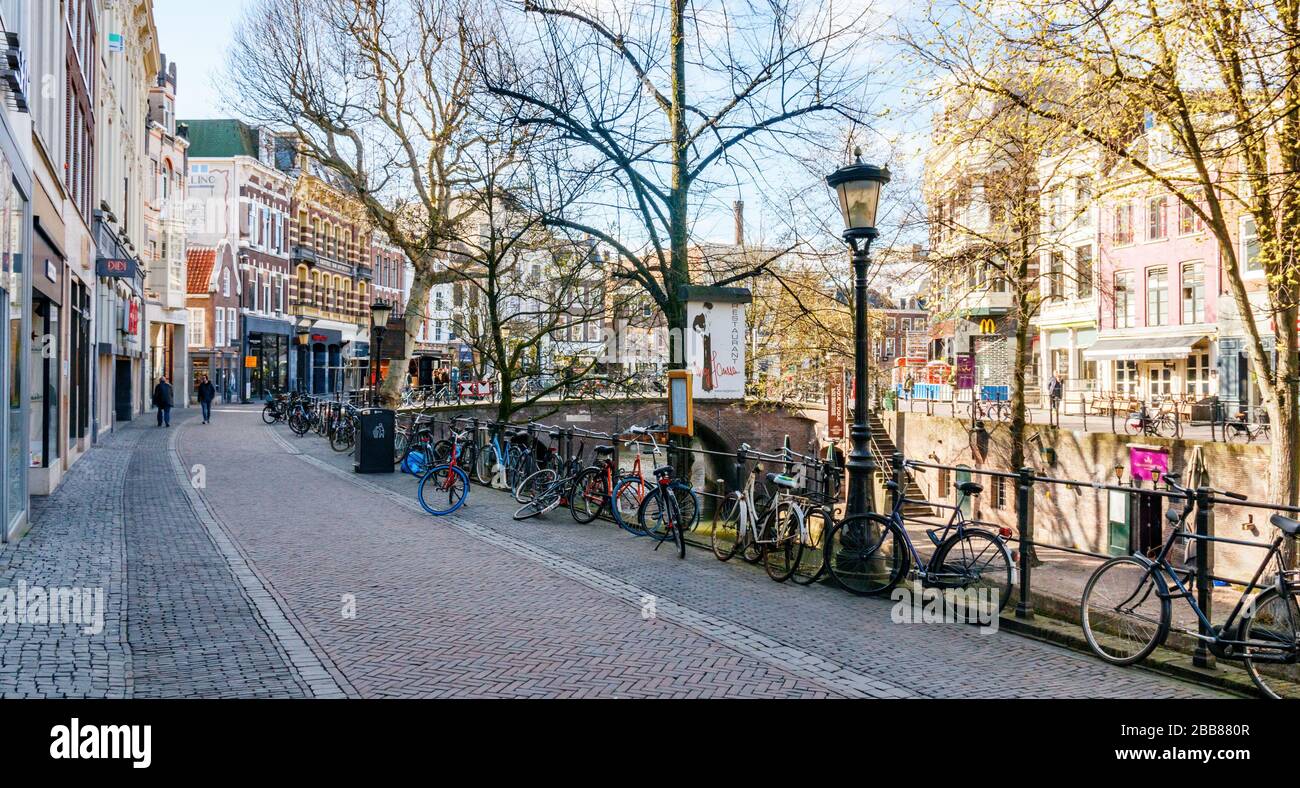 Vista sul centro di Utrecht con negozi chiusi presso l'Oudegracht (canale Vecchio). Le strade sono desolate a causa della pandemia di COVID-19 (corona). Foto Stock