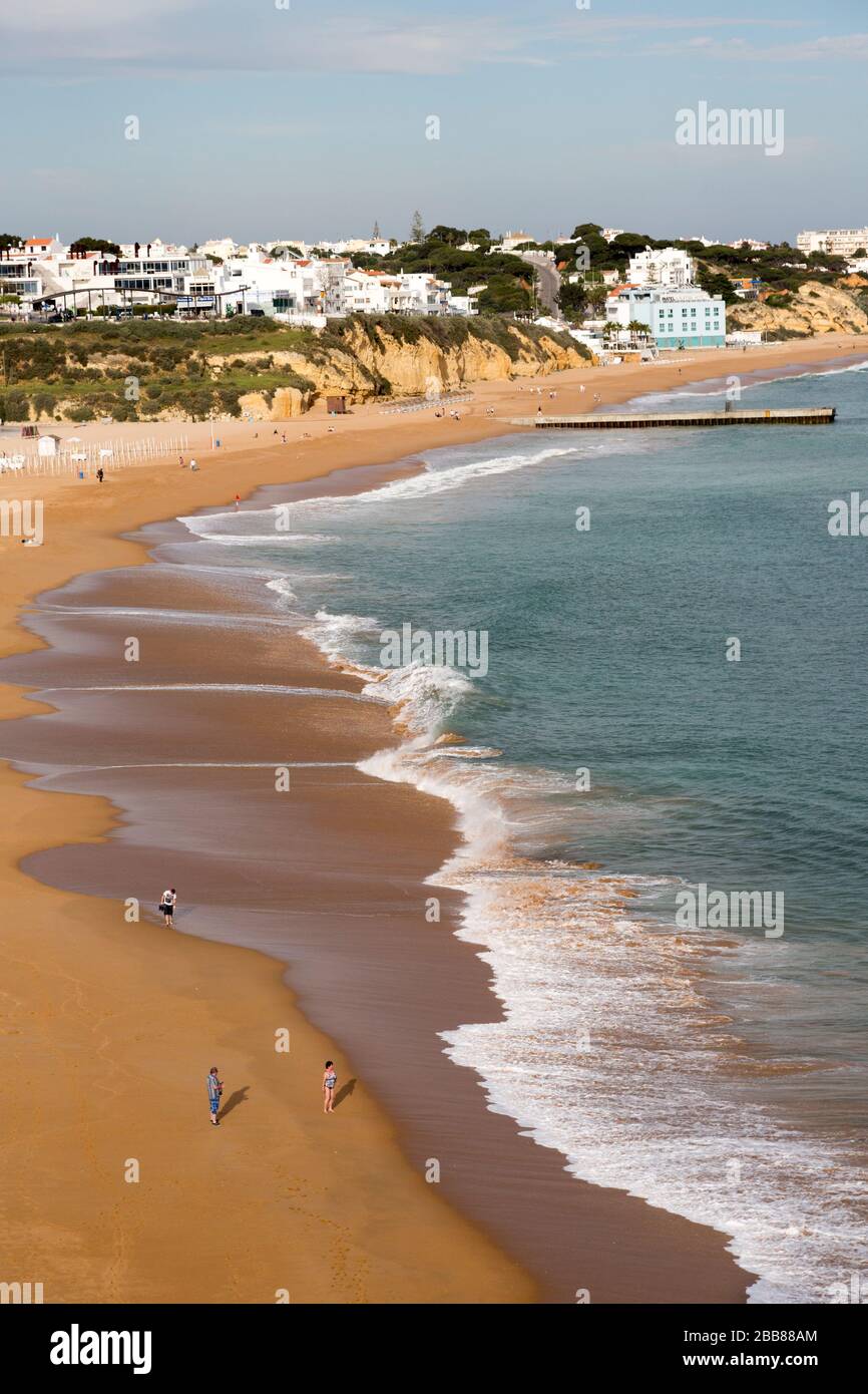 Persone sulla spiaggia di Albufeira, Algarve, Portogallo Foto Stock