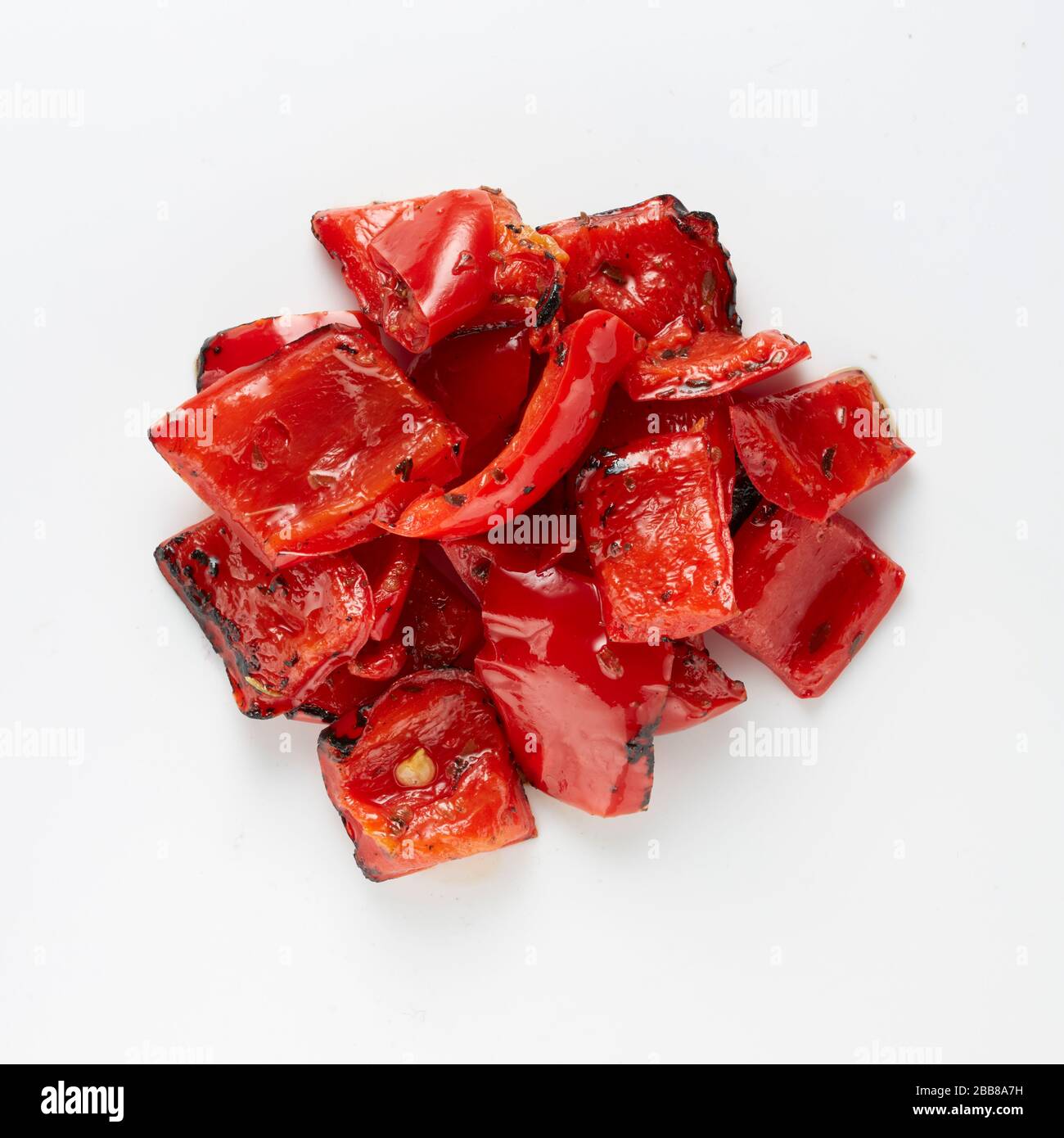 peperoni rossi arrostiti alimentazione vegetariana vegan cibo nutriente mangiare porzione di cibo preparato campione di verdure rotonde Foto Stock