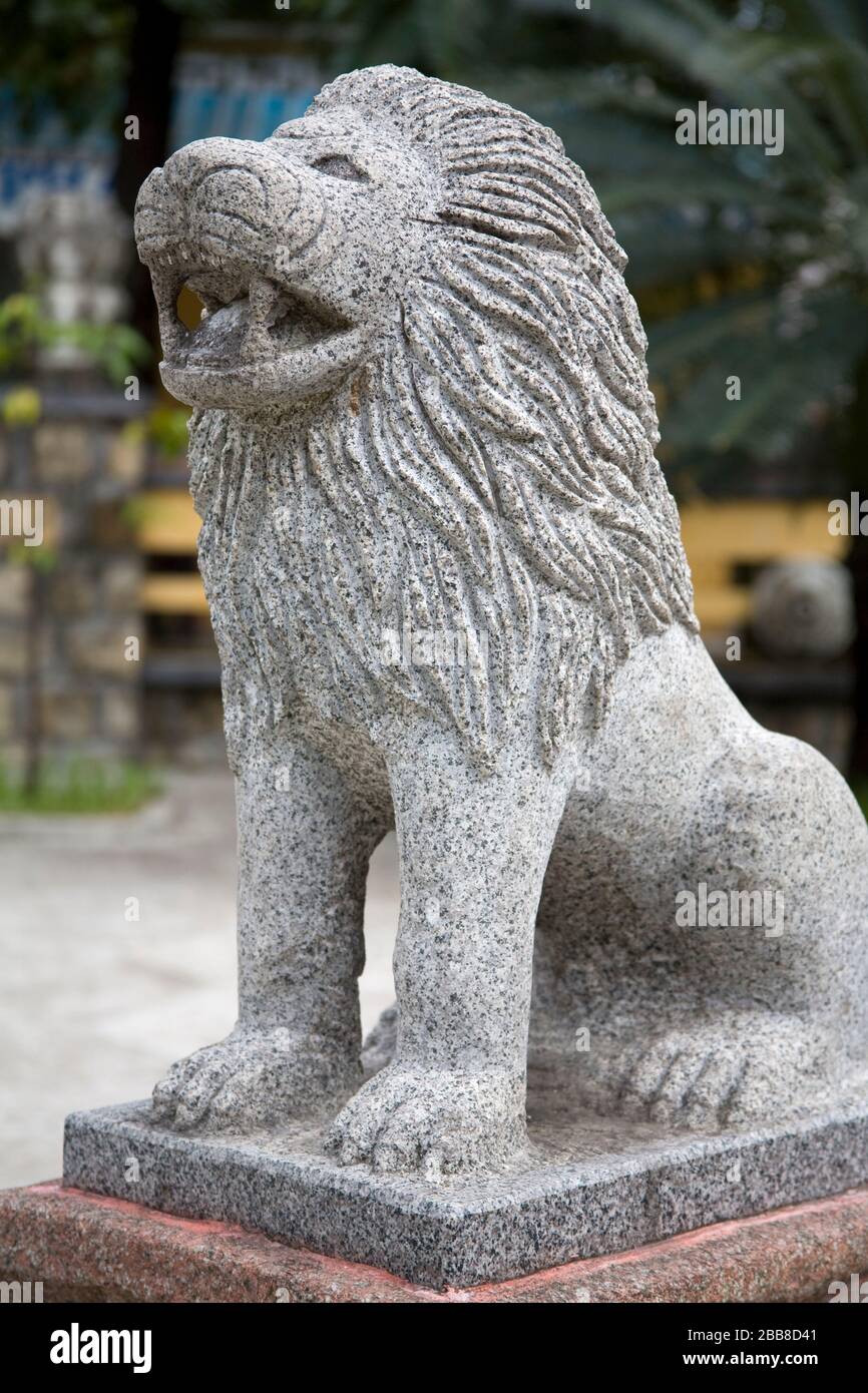 Statua del Leone a Long Son Pagoda, Nha Trang City, Vietnam, Asia Foto Stock