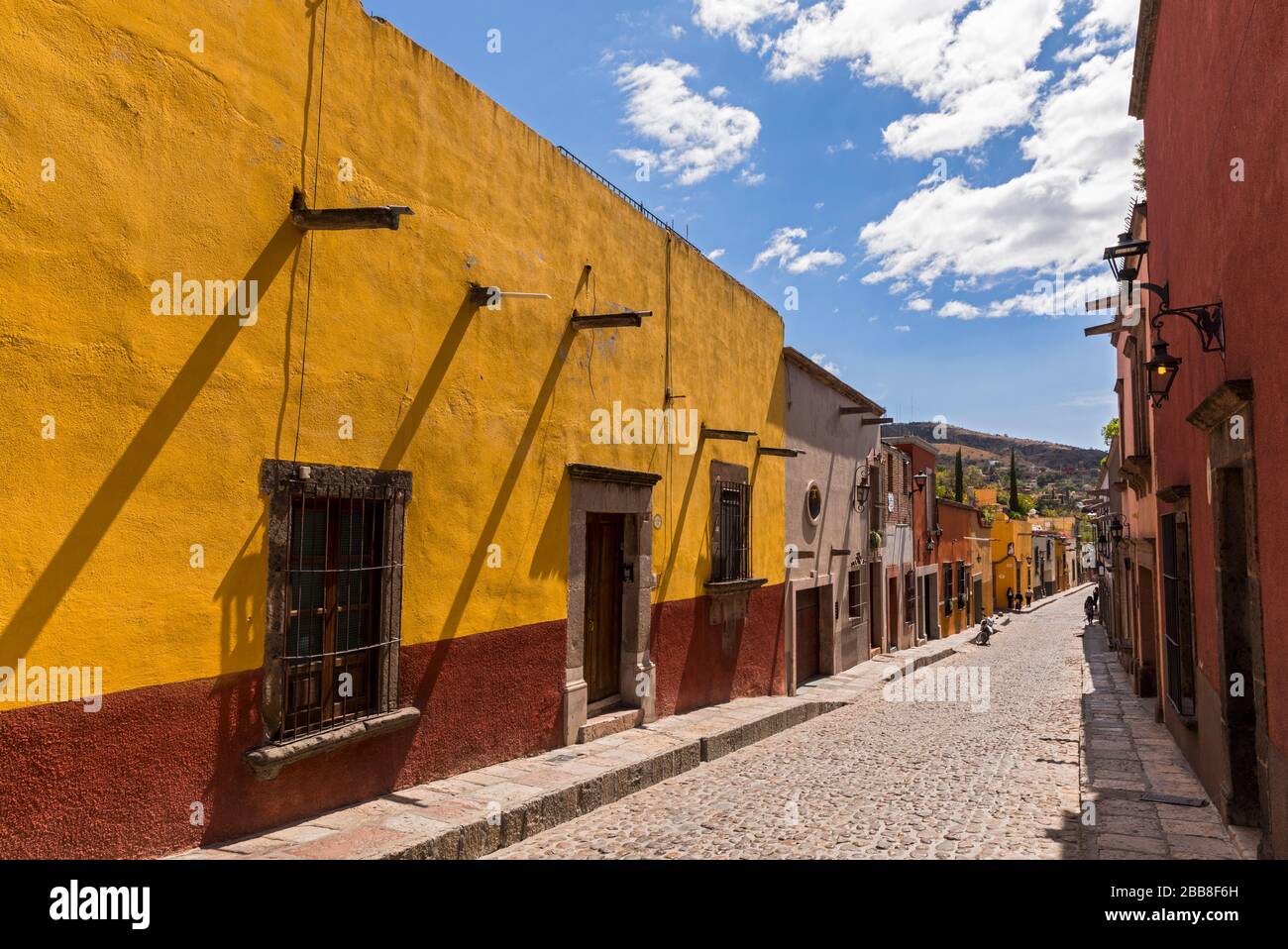 Messico, stato Guanajuato, San Miguel de Allende, edifici di epoca coloniale spagnola che costeggiano una strada Foto Stock