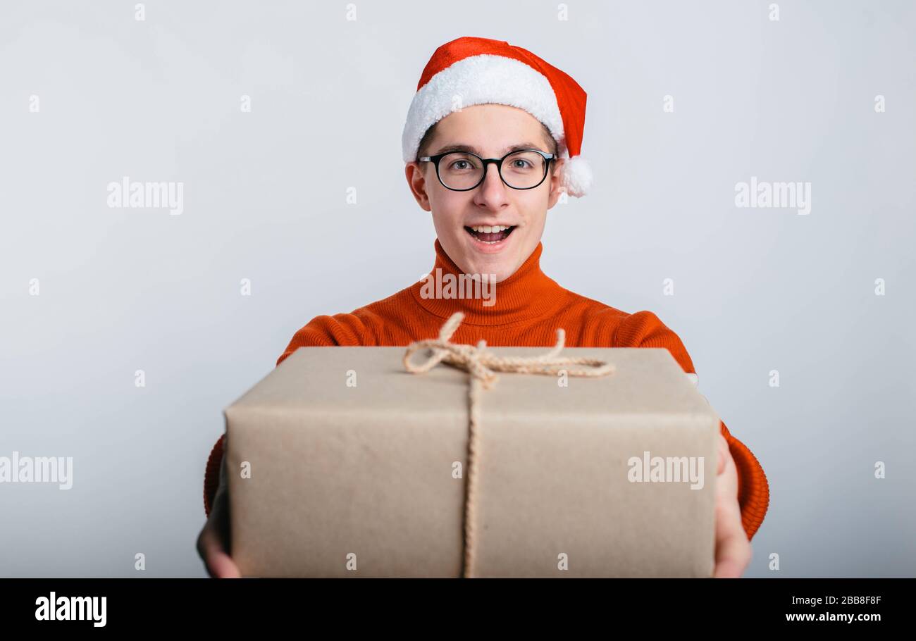 dono nelle mani degli uomini su sfondo bianco. Foto Stock