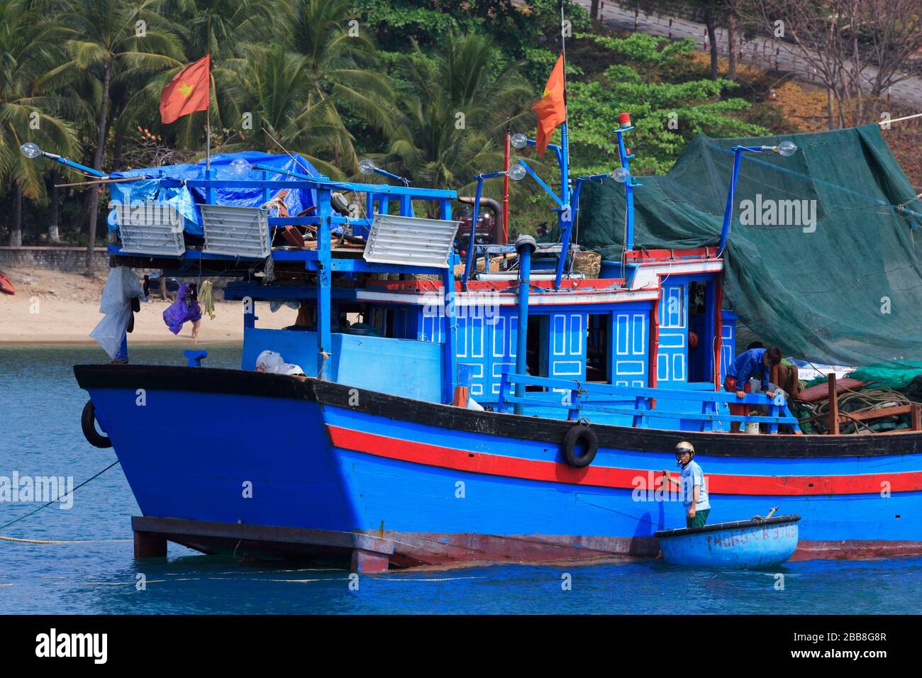 Barca da pesca a Nha Trang City, Vietnam, Asia Foto Stock