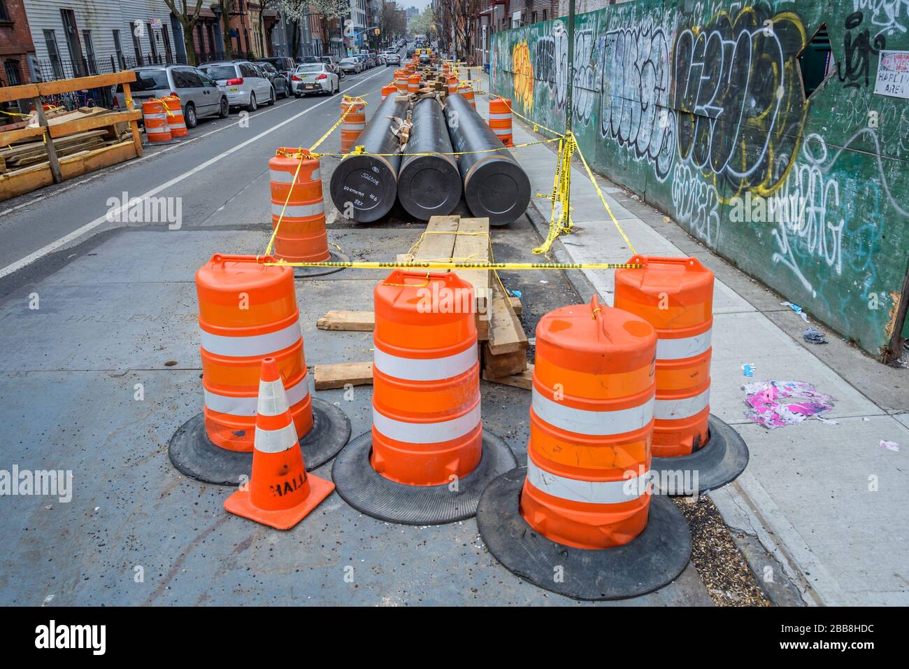 STATI UNITI. 30th Mar, 2020. Dopo una forte protesta pubblica National Grid ha deciso di fermare la costruzione del progetto North Brooklyn 'MRI' Pipeline per conformarsi alle linee guida CDC a causa dello scoppio del COVID19. I residenti e i funzionari eletti a livello locale hanno espresso una forte opposizione ai gasdotti che attraversano i loro quartieri e trasportano gas con fracked altamente volatile. (Foto di Erik McGregor/Sipa USA) Credit: Sipa USA/Alamy Live News Foto Stock