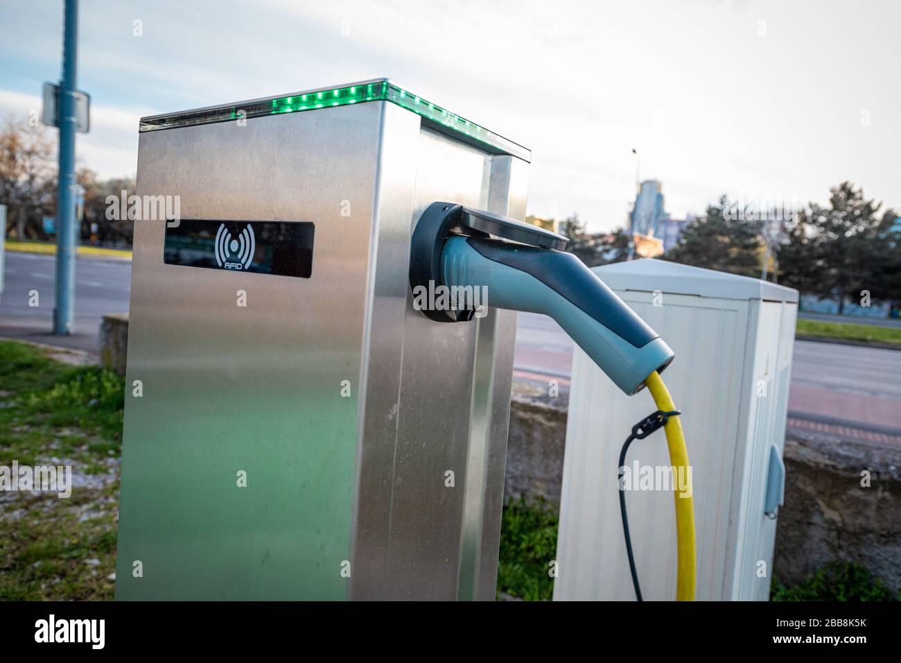 Stazione di ricarica per auto elettriche su una strada Foto Stock