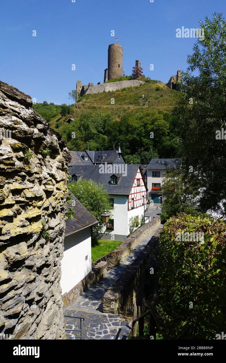 Pitoreskes Monreal mit Löwenburg, Rheinland-Pfalz,Deutschland Foto Stock