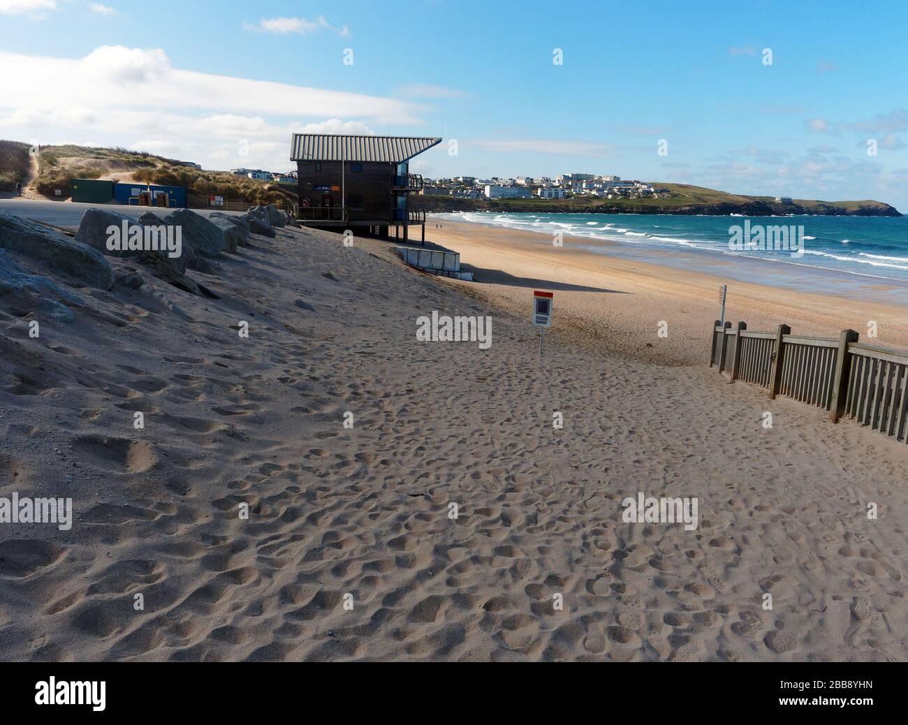 Newquay, Cornwall, Regno Unito, 30th marzo 2020. Covid 19 deserta spiaggia, Rick Steins, Fistral Beach bar, la Fish House Fistral spiaggia complesso, Newquay Cornwal Foto Stock