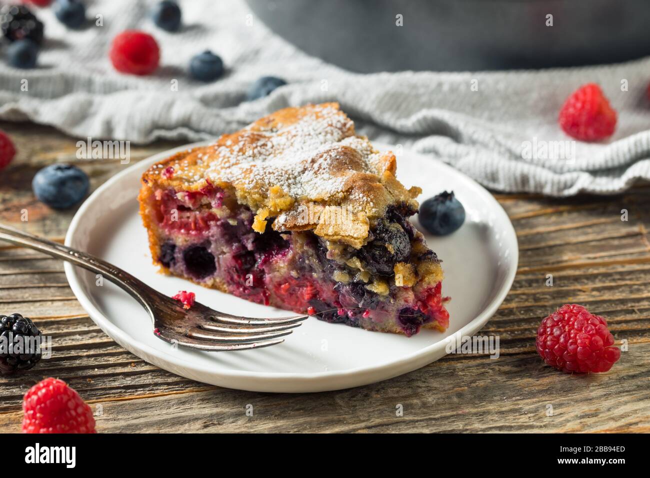 Torta fatta in casa con fibbia di frutti di bosco estiva con fragole mirtilli e lamponi Foto Stock