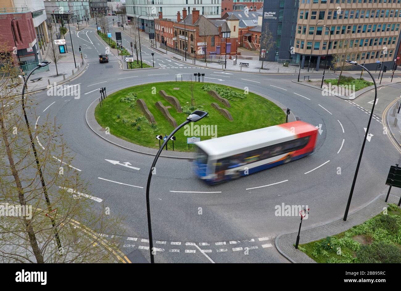 Un singolo autobus viaggia intorno a Furnival Square, Sheffield, a causa delle restrizioni di viaggio e di affari derivanti dal focolaio di coronavirus / covid--19 Foto Stock