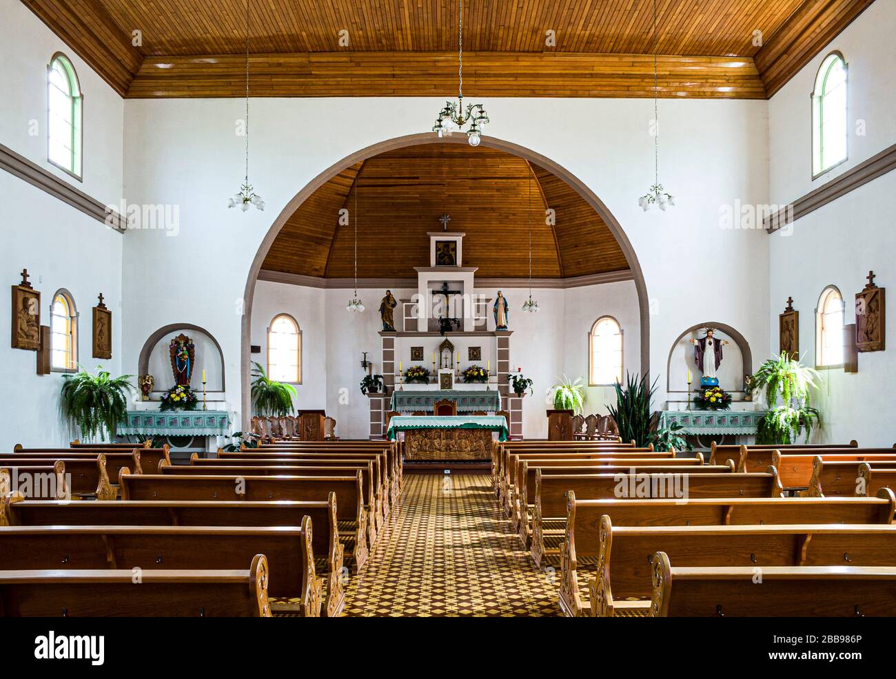 Interno della Chiesa Nossa Senhora do Perpetuo Socorro. Treze Tilias, Santa Catarina, Brasile. Foto Stock