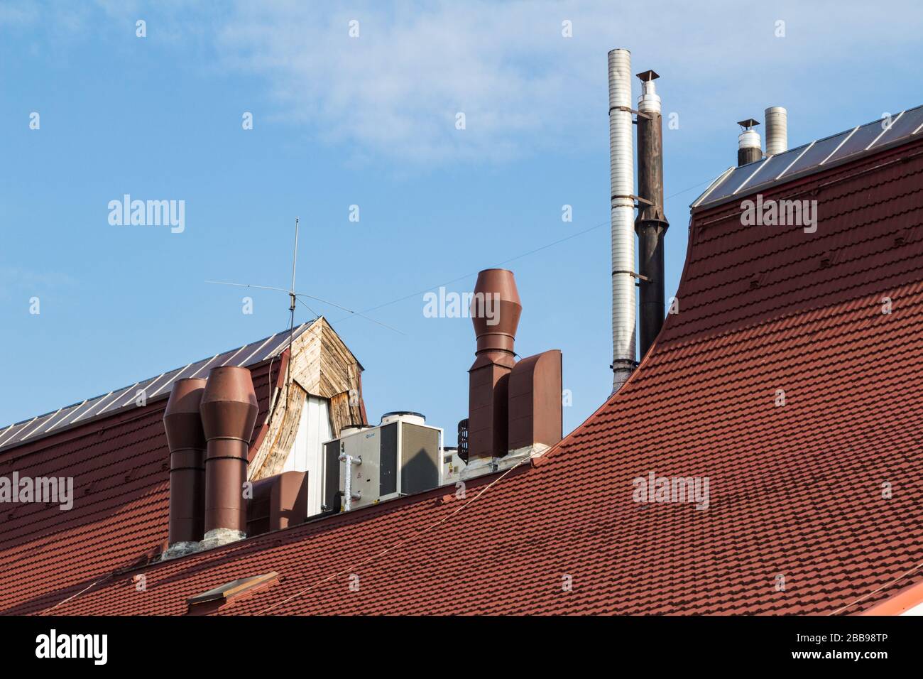 Sorgente d'aria Clivet pompa di calore unità esterna e sistema di riscaldamento sul tetto del centro sportivo Novomatic Arena, Sopron, Ungheria Foto Stock