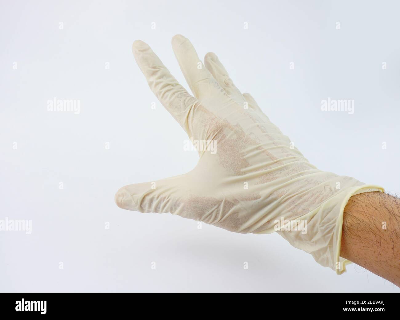 Guanti indossati dal medico per la serie di virus corona Foto Stock