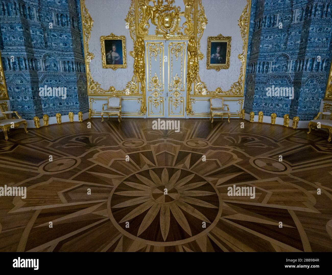 Stufa in ceramica e pavimento in parquet, Catherine Summer Palace interno, Tsars Village, Tsarskoe Selo, Pushkin, Federazione russa Foto Stock