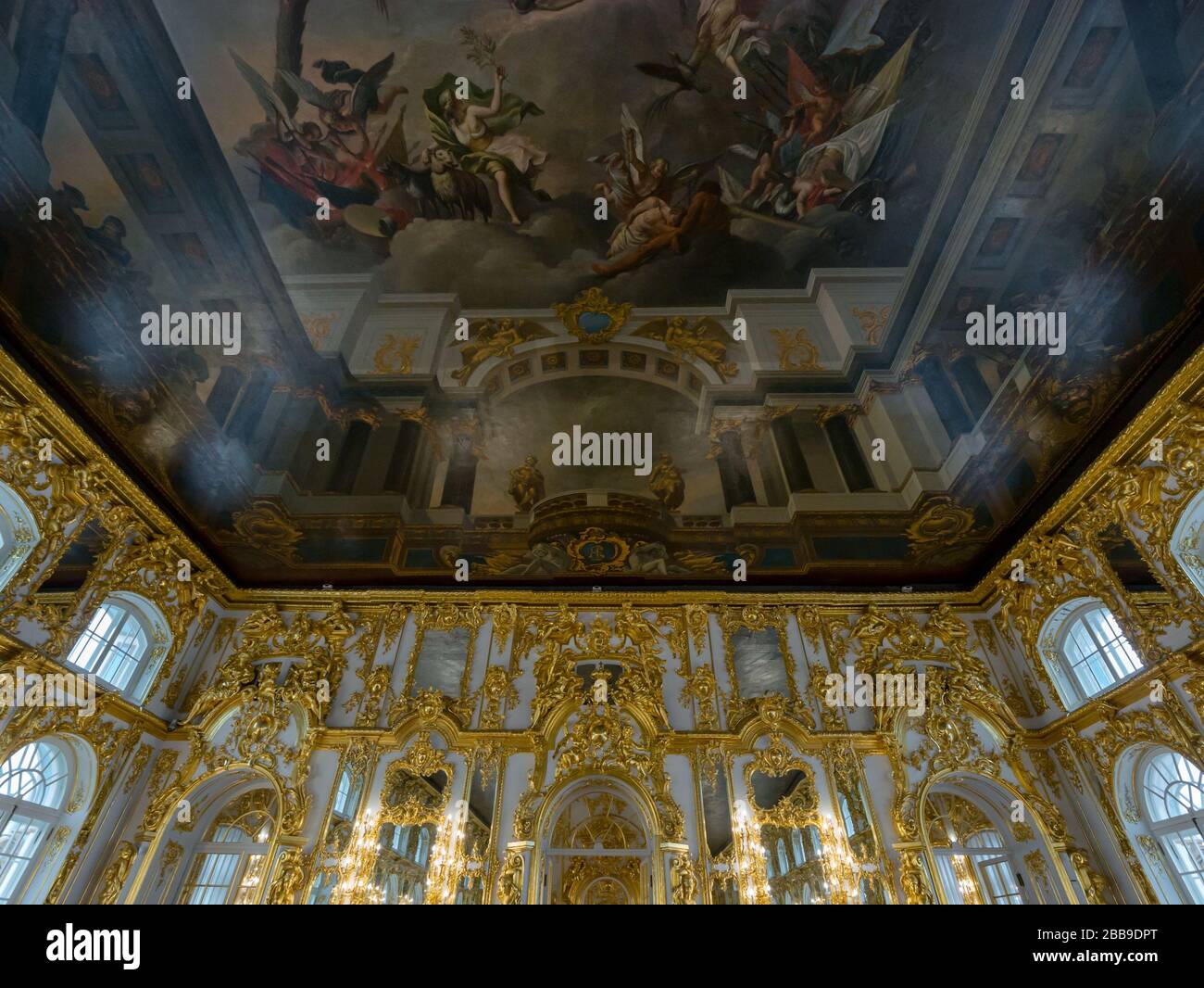 Sala da ballo con dipinti a soffitto all'interno del Palazzo di Caterina, Tsarskoe Selo, Pushkin, Federazione russa Foto Stock