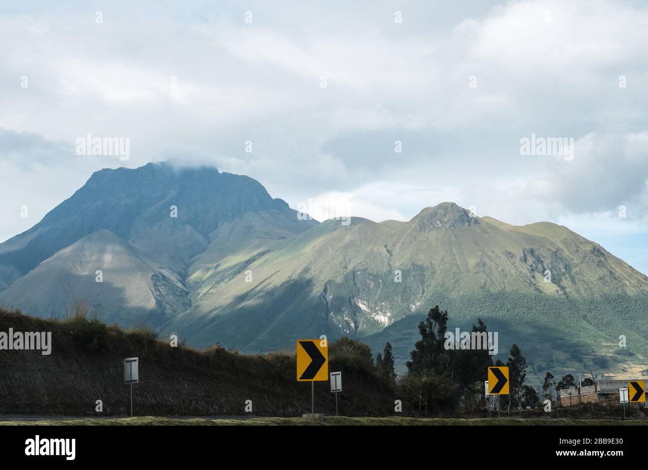 Vista del lato sud-ovest del grande vulcano inattivo, Imbabura, come visto dall'autostrada E35. Foto Stock