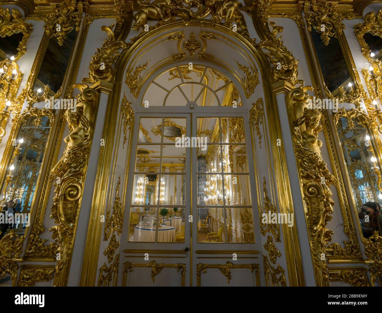 Porta decorata riccamente decorata, interno del Palazzo di Caterina, Villaggio di Tsarskoe, Selo di Tsarskoe, Pushkin, Federazione Russa Foto Stock