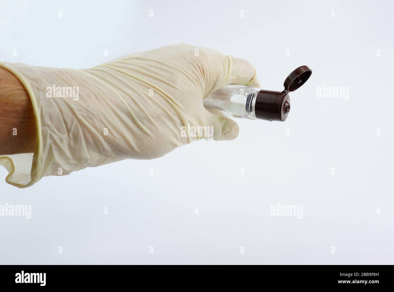 Guanti indossati dal medico per la serie di virus corona Foto Stock