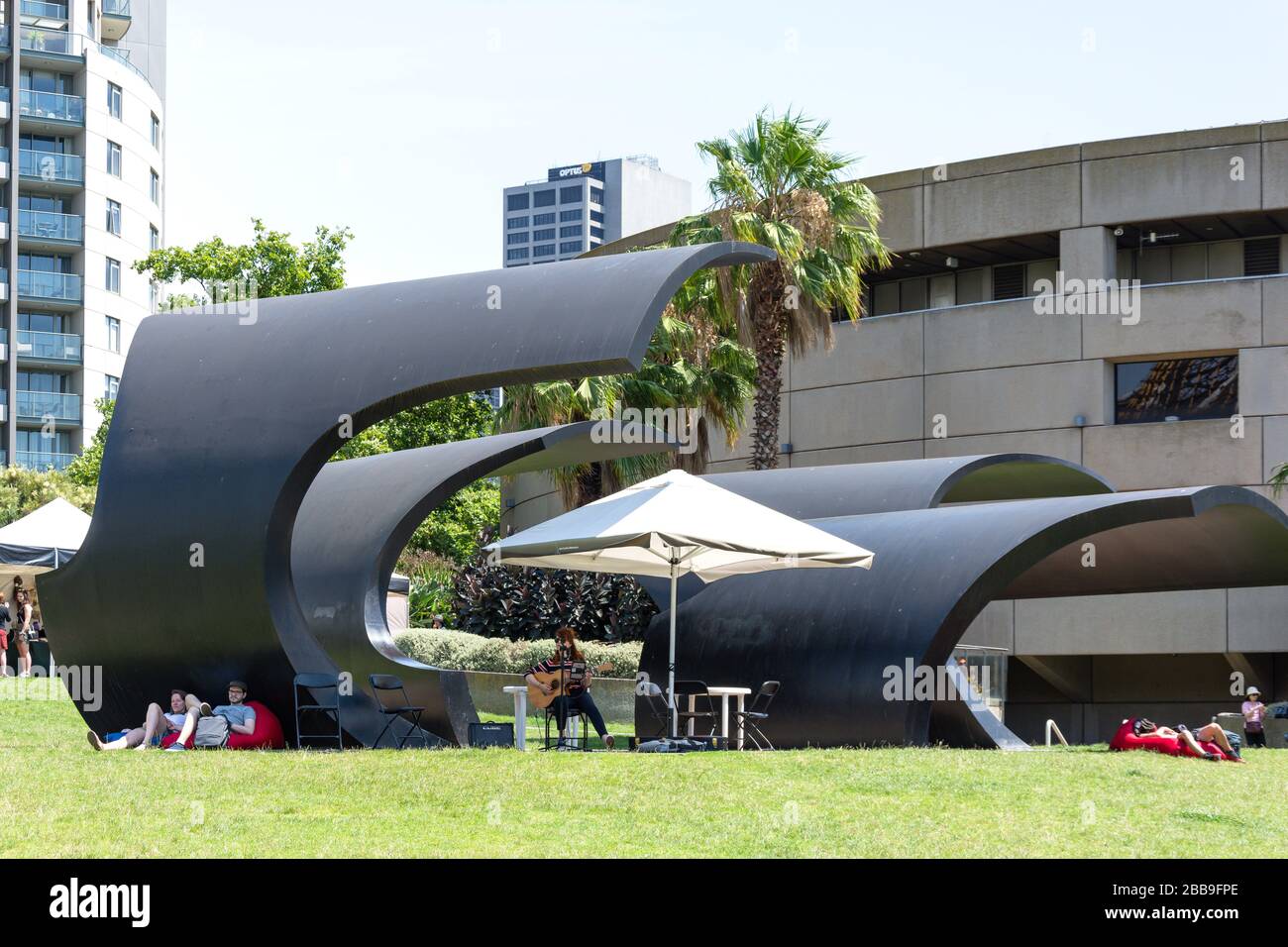 Cantante al mercato domenicale, Arts Centre Melbourne, St Kilda Road, Southbank, City Central, Melbourne, Victoria, Australia Foto Stock