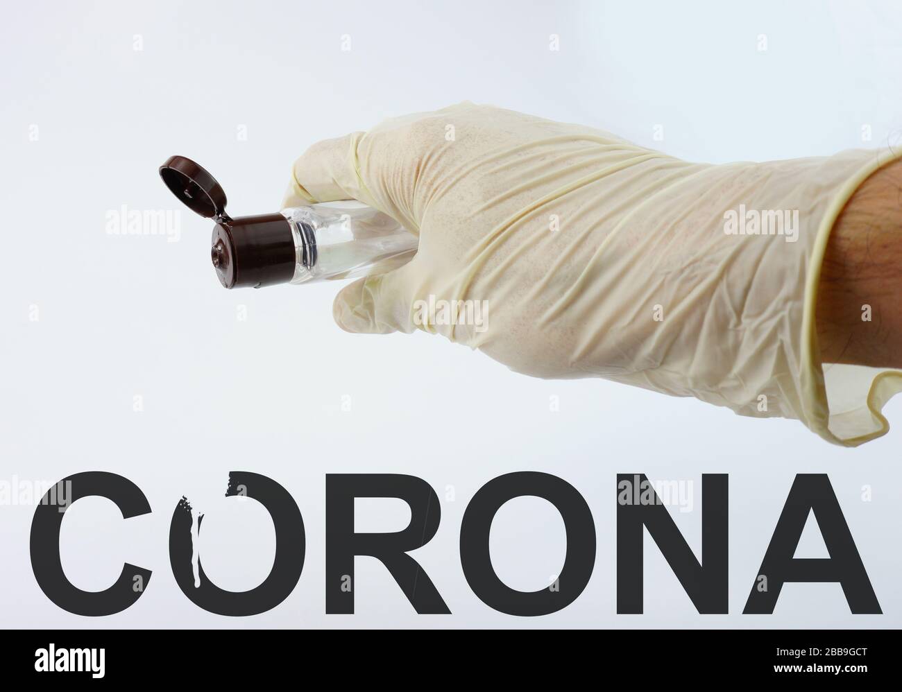 Guanti indossati dal medico per la serie di virus corona Foto Stock