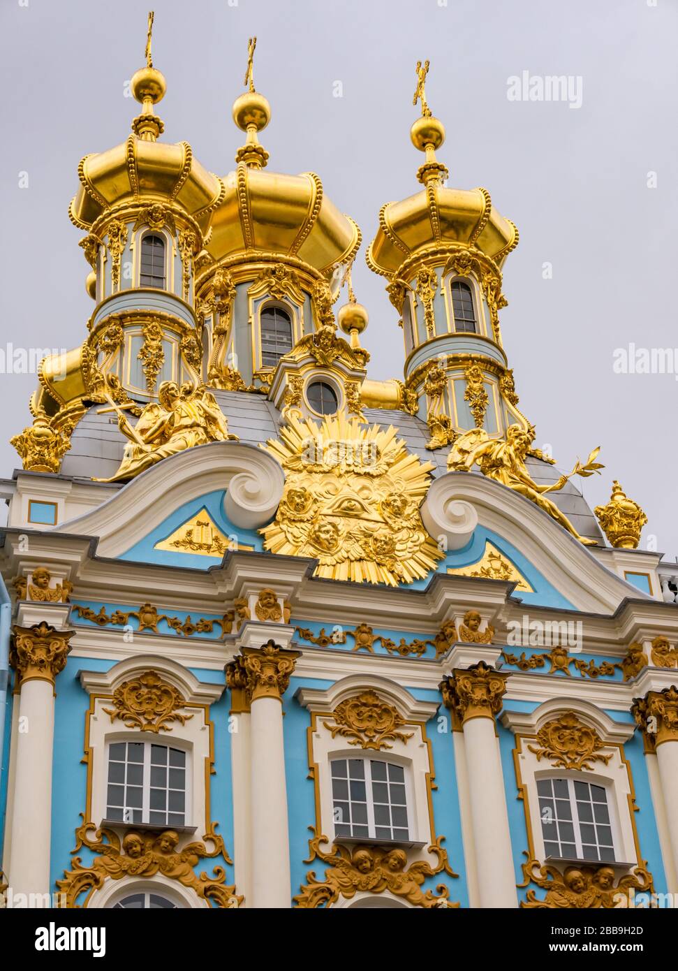 Cupole di cipolla d'oro del Palazzo di Caterina, Villaggio di Tsars, Tsarskoe Selo, Pushkin, Federazione russa Foto Stock