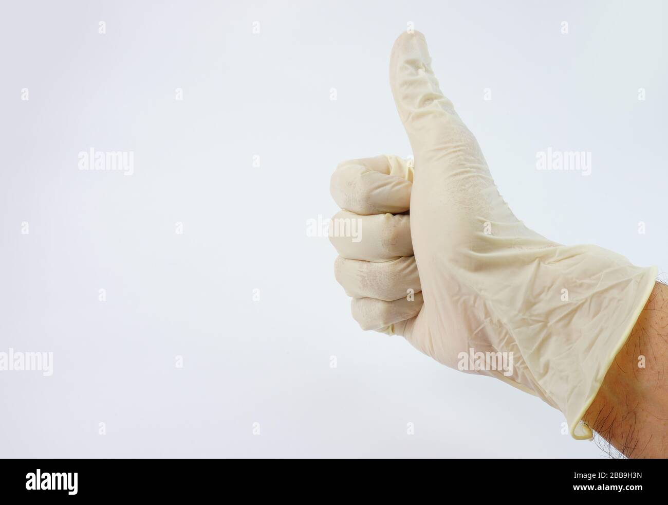 Guanti indossati dal medico per la serie di virus corona Foto Stock