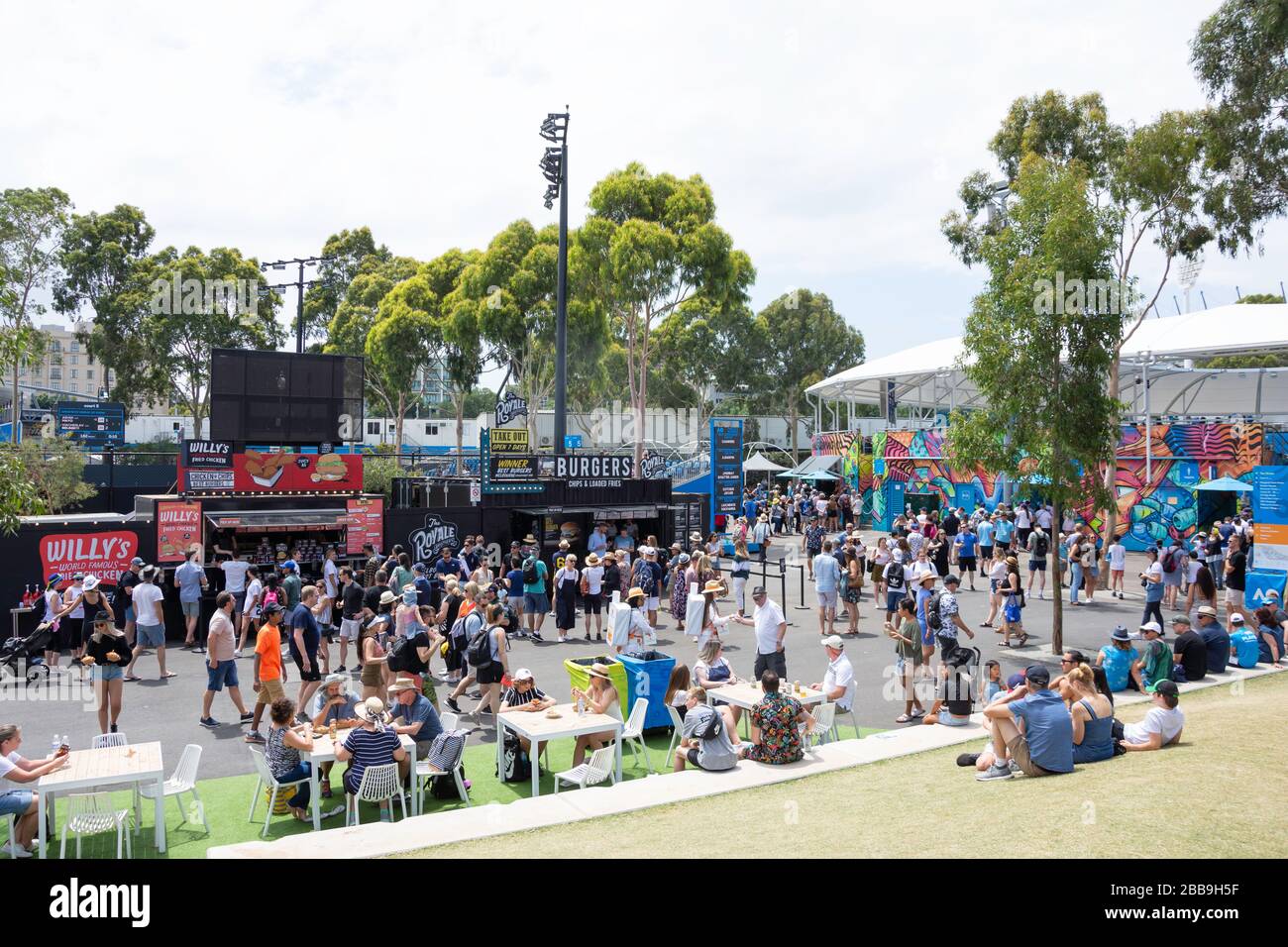 Campi all'aperto e punti ristoro al torneo di tennis Melbourne Open 2020, City Central, Melbourne, Victoria, Australia Foto Stock