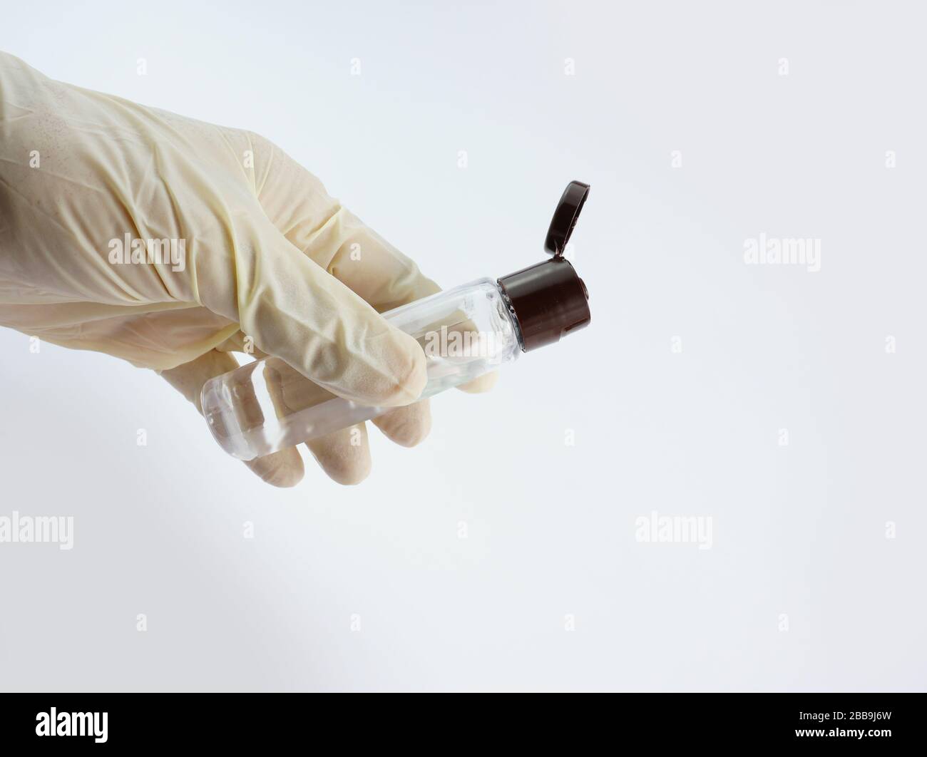 Guanti indossati dal medico per la serie di virus corona Foto Stock