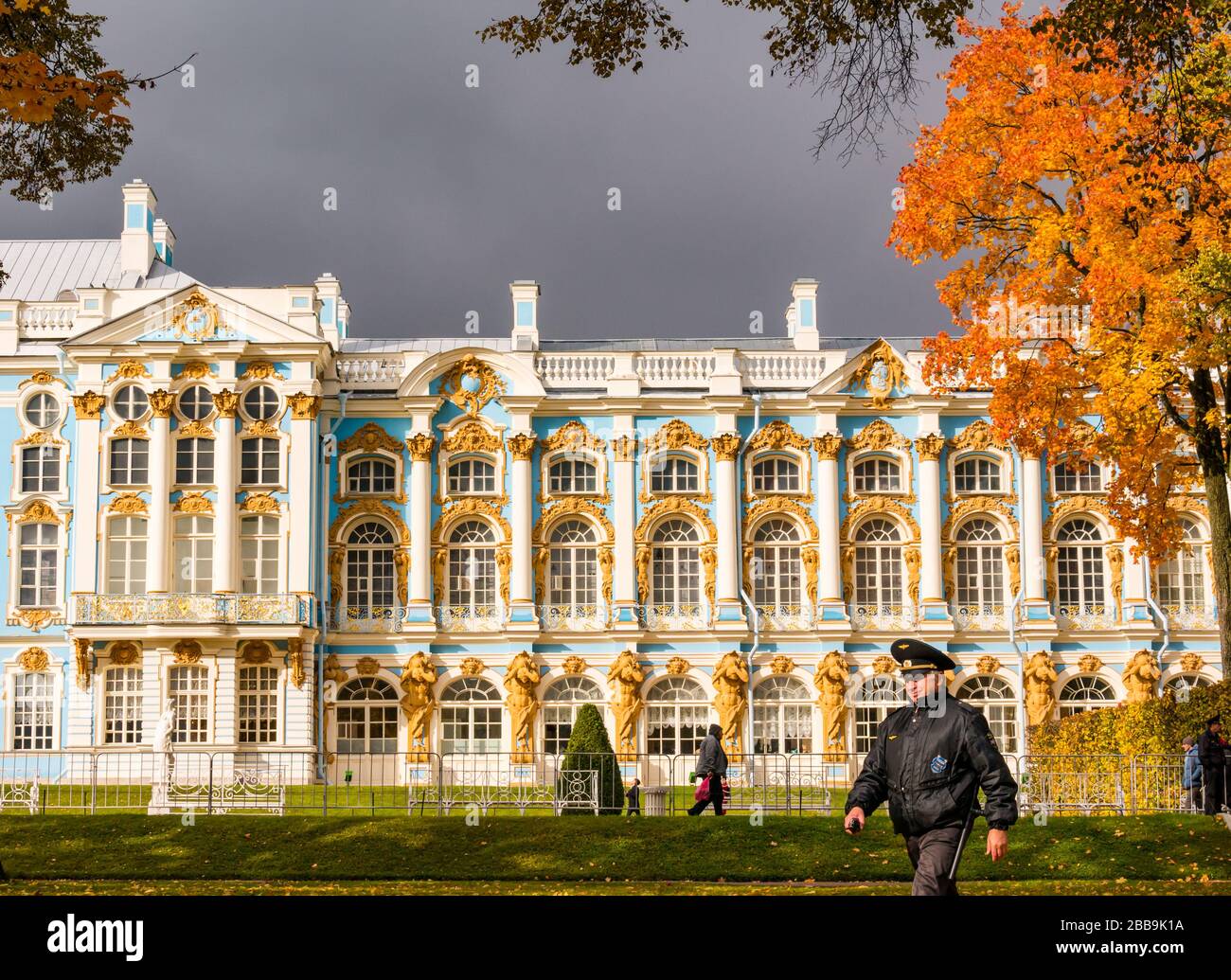 Guardia di sicurezza al Palazzo di Caterina con alberi d'autunno, Tsarskoe Selo, Pushkin, Federazione russa Foto Stock
