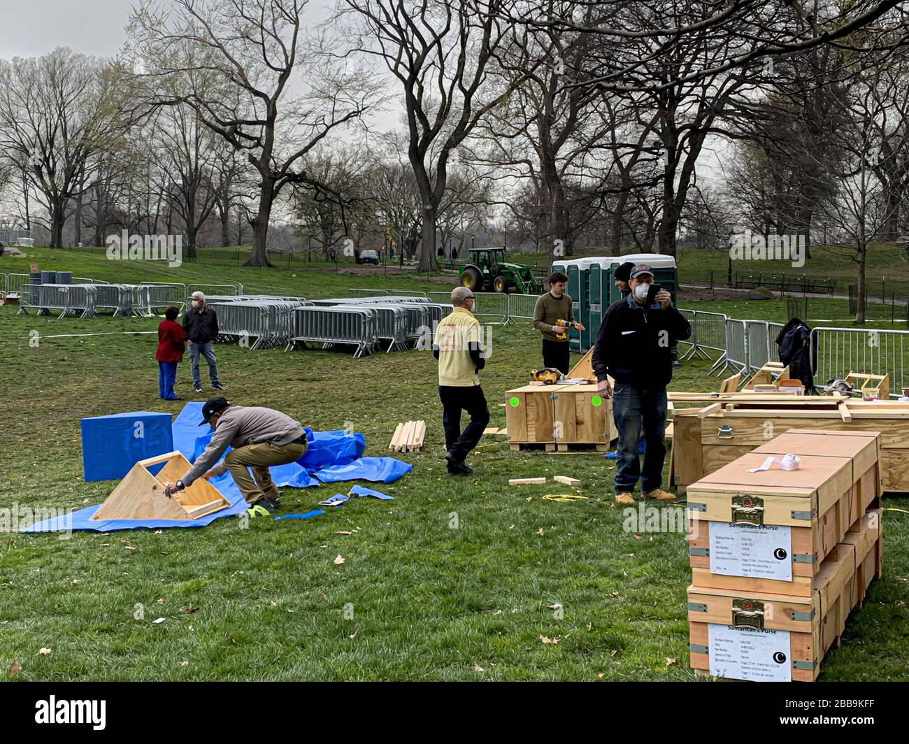 New York, Stati Uniti. 30th Mar 2020. (NOVITÀ) Covid-19: Ospedale di campo Purse 68 letti di Samaritan a New York . 30 marzo 2020, New York, USA: Il rilievo internazionale della purse del Samaritan sta istituendo un ospedale di campo di 68-letto con un'unità speciale di cura respiratoria in Central Park direttamente davanti all'ospedale del Monte Sinai su 5th Avenue tra 98 e 100 strada. Il presidente della Purse del Samaritan è Franklin Graham, figlio del famoso predicatore americano Billy Graham. Credit: ZUMA Press, Inc./Alamy Live News Foto Stock