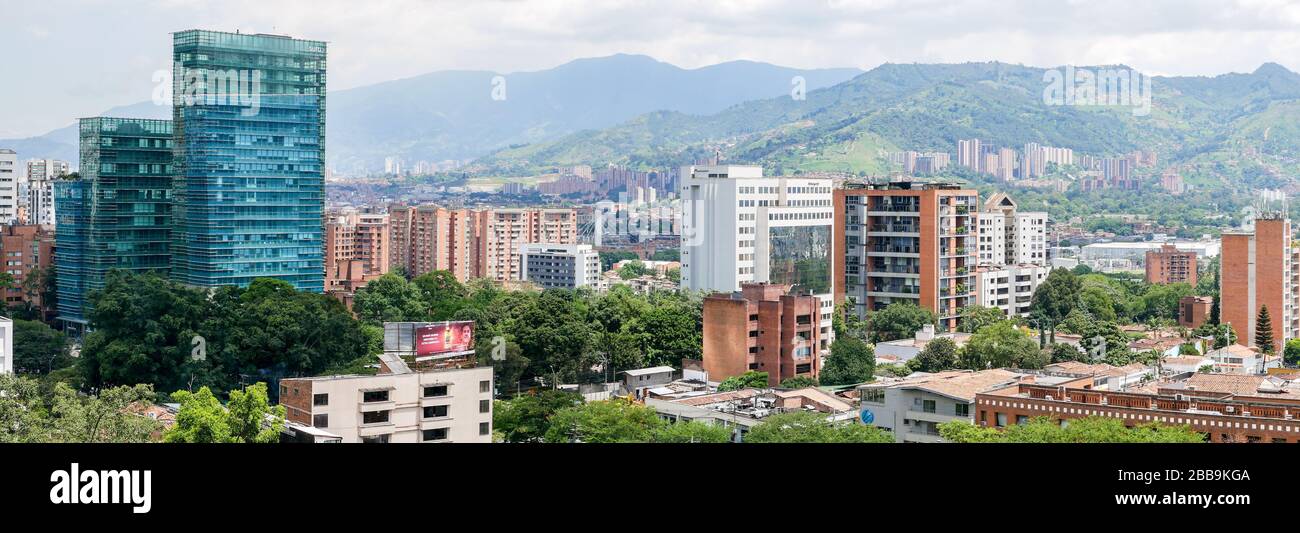 MEDELLIN, COLOMBIA - 31 MAGGIO 2018: Splendido paesaggio urbano del quartiere El Poblado con vista sui moderni alti edifici con montagne sul retro Foto Stock