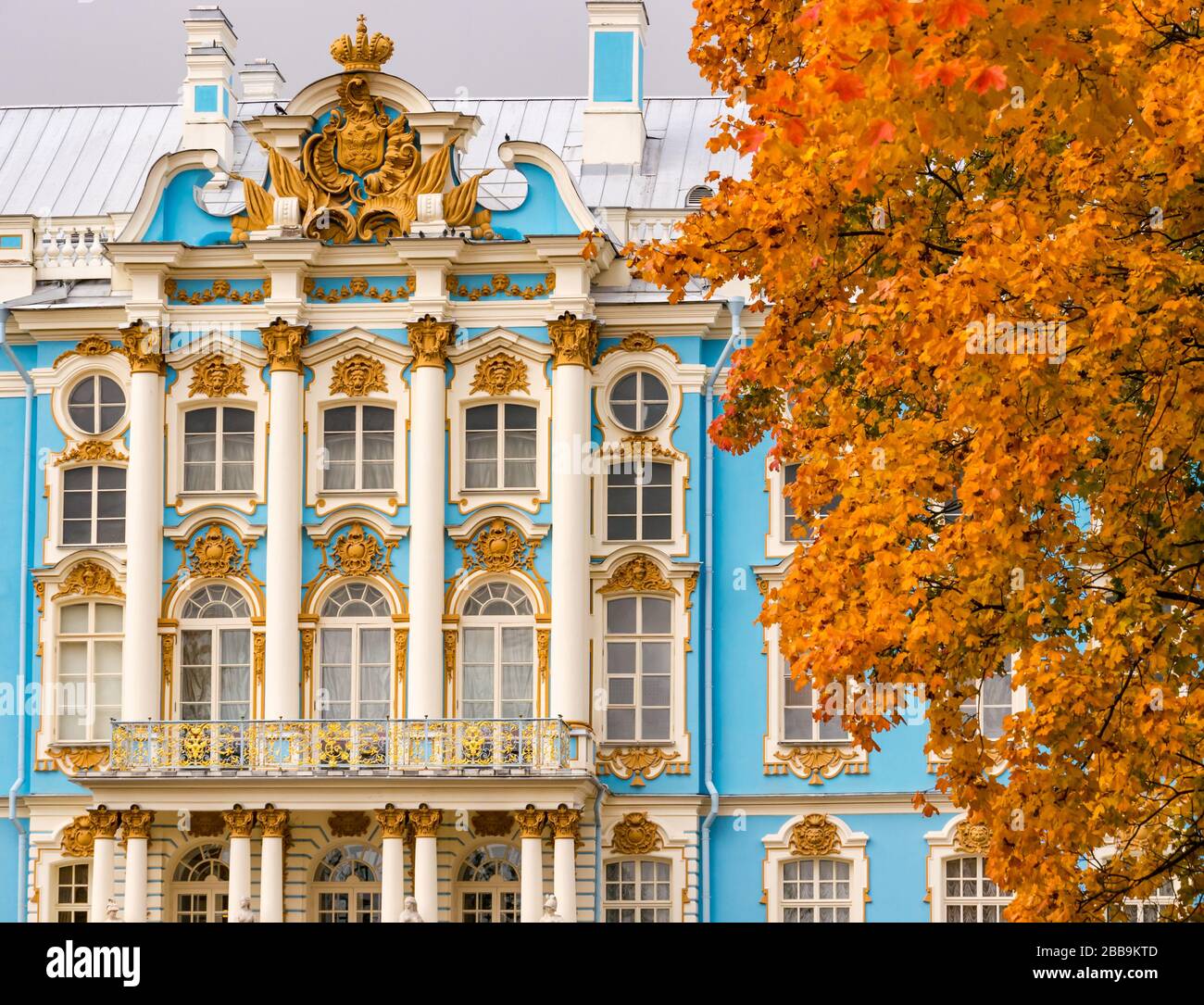 Catherine Palace Grand barocco rococò facciata con alberi d'autunno, Tsarars Village, Tsarskoe Selo, Pushkin, Federazione russa Foto Stock
