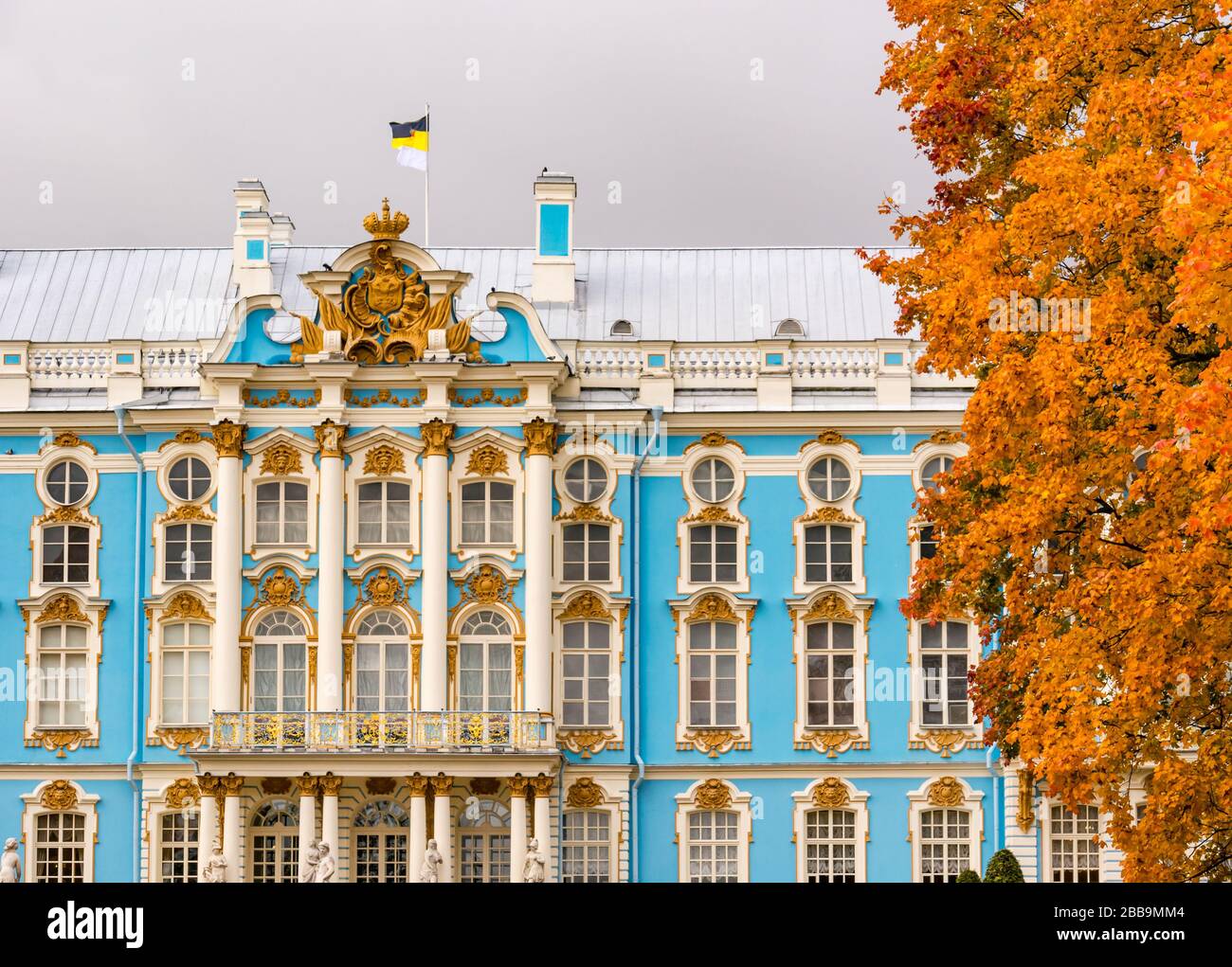 Catherine Palace Grand barocco rococò facciata con alberi d'autunno, Tsarars Village, Tsarskoe Selo, Pushkin, Federazione russa Foto Stock