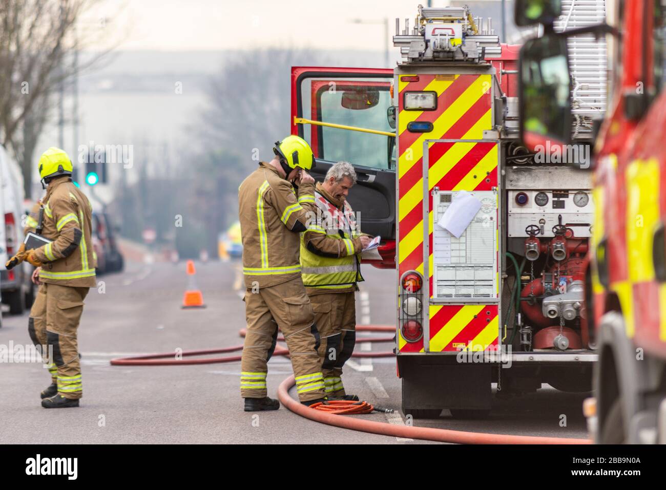 Fire Service che si occupa di un incendio vicino al supermercato Sainsbury's a Westcliff on Sea, Essex, UK durante il blocco COVID-19. Ufficiale che prende appunti Foto Stock