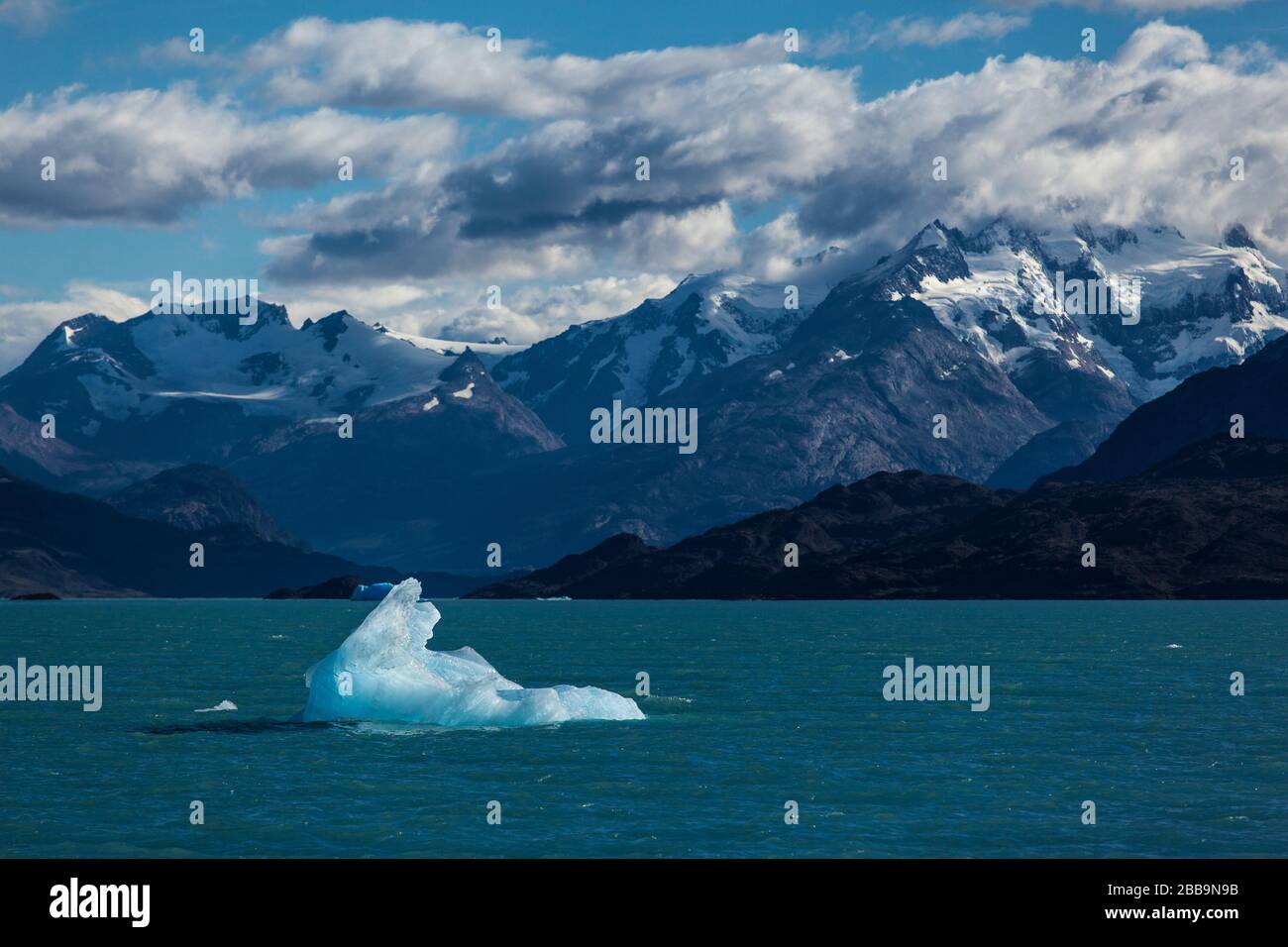 Ghiacciaio fusione Lago Argentino lago nuvole paesaggio di montagna Foto Stock