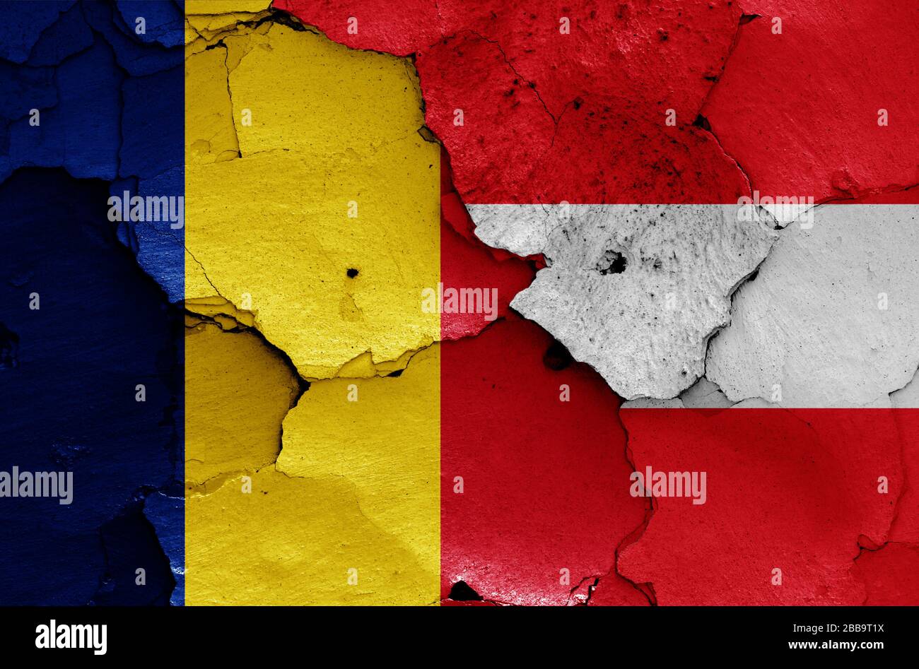 Bandiere di Romania e Austria dipinte su pareti incrinate Foto Stock