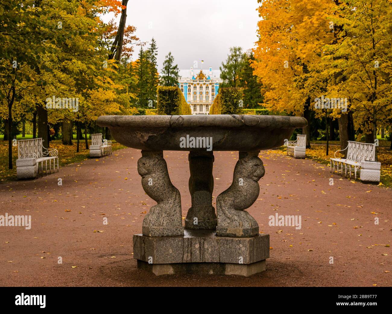 Viale con fontana che conduce al Palazzo di Caterina con alberi d'autunno, Tsars Village, Tsarskoe Selo, Pushkin, Federazione russa Foto Stock